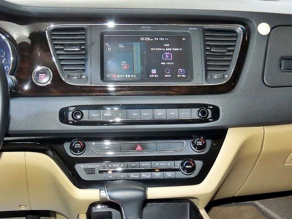 KIA Carnival - Vista 11