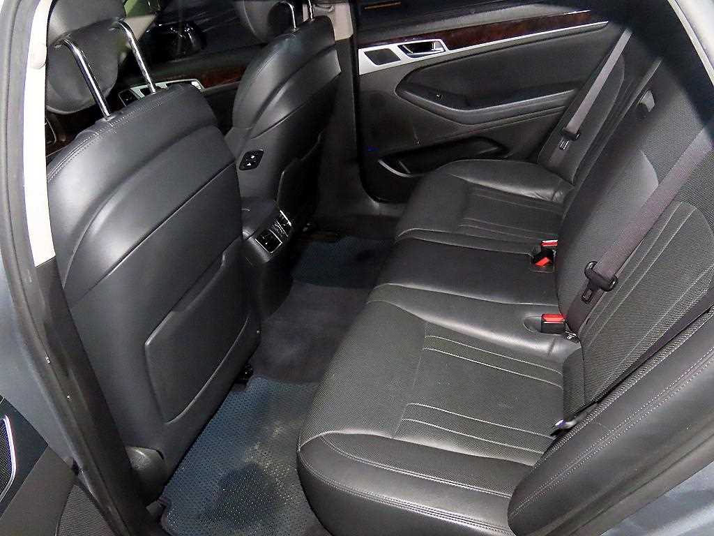 HYUNDAI Genesis - Vista 7