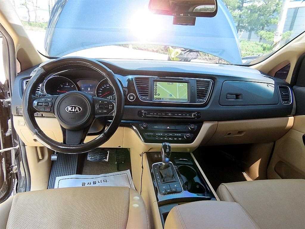 KIA Carnival - Vista 8