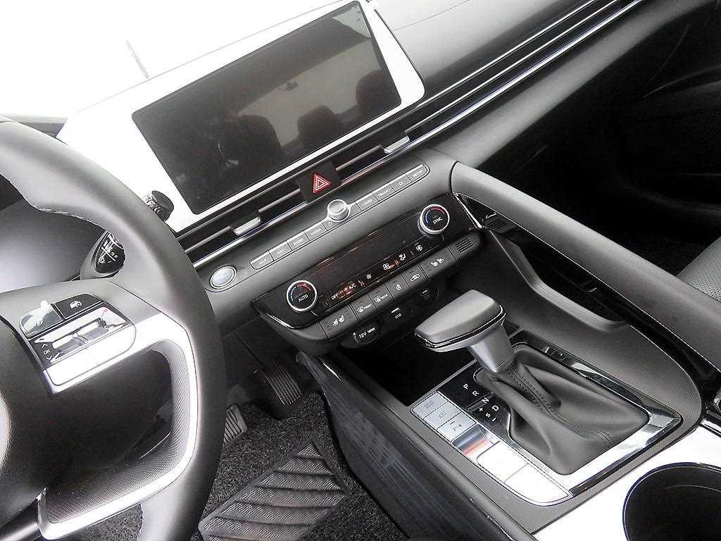 HYUNDAI Avante - Vista 9