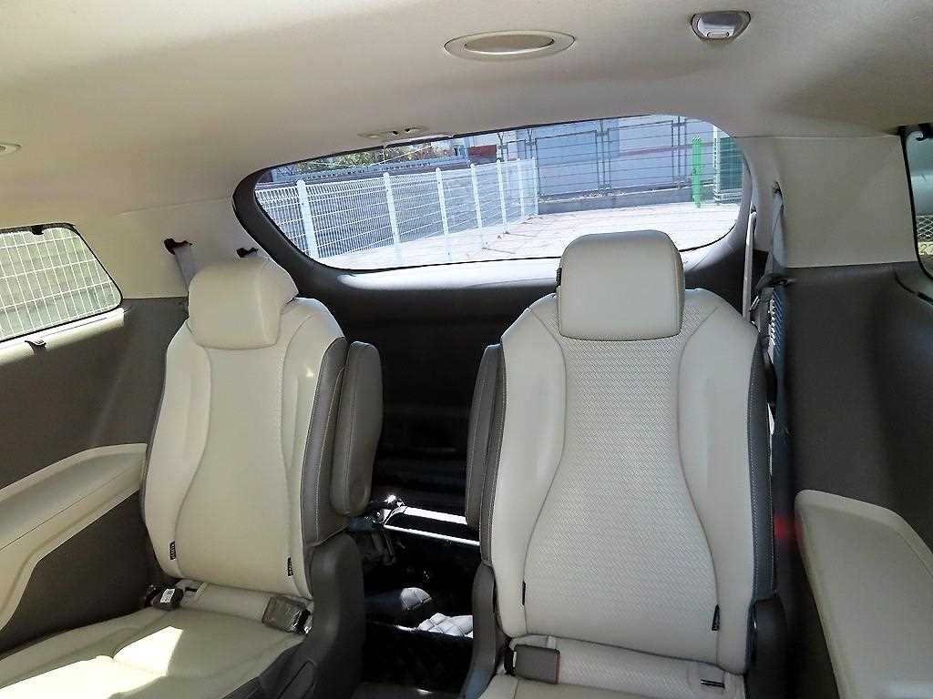 KIA Carnival - Vista 7