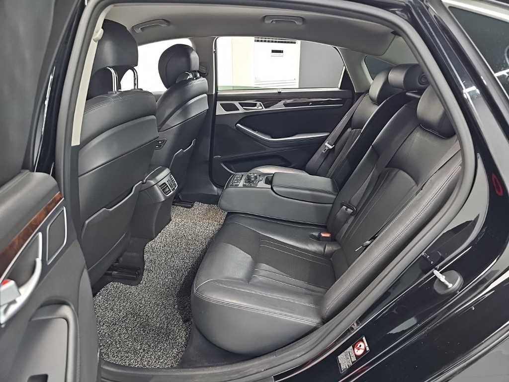 HYUNDAI Genesis - Vista 12