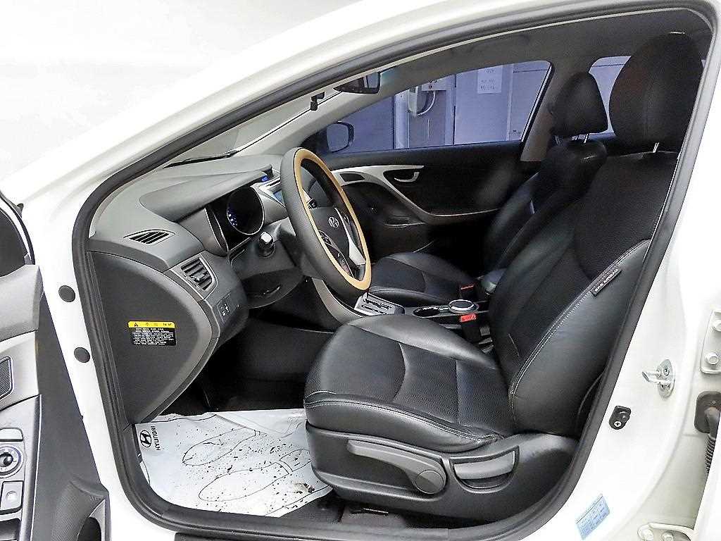 HYUNDAI Avante - Vista 5