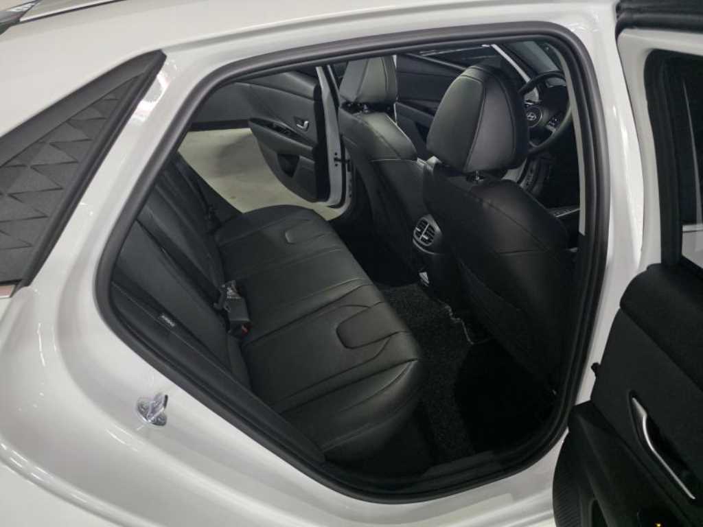 HYUNDAI Avante - Vista 10