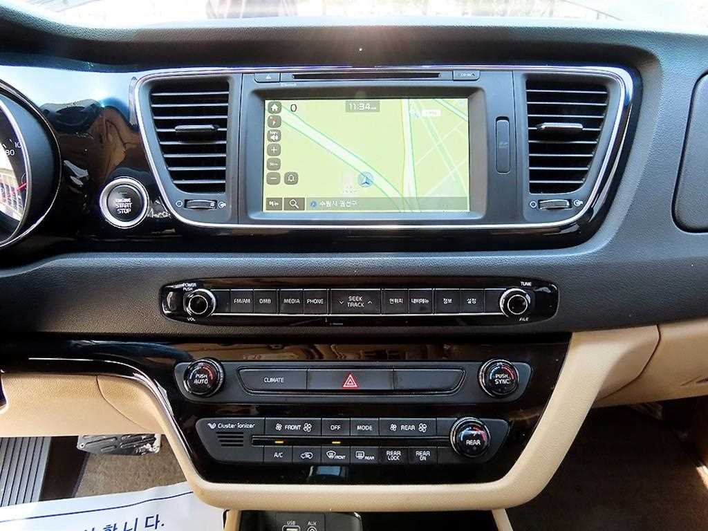 KIA Carnival - Vista 12