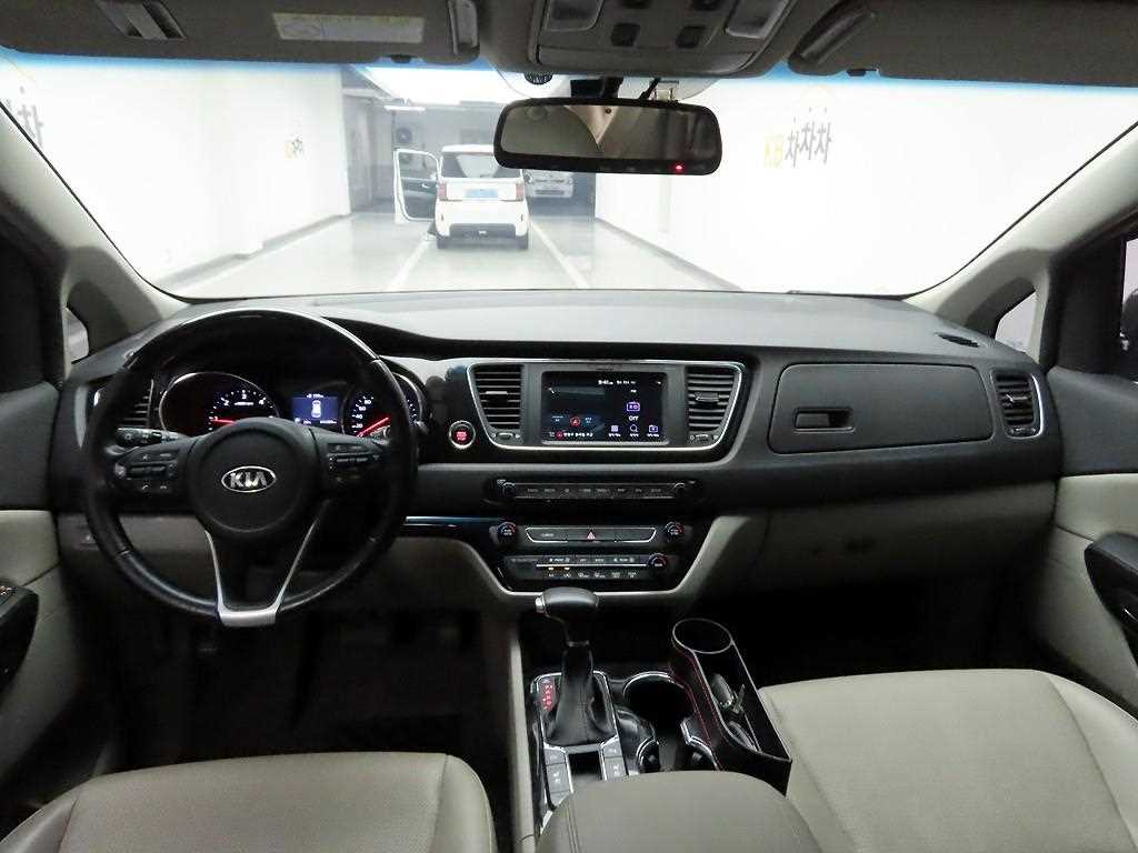 KIA Carnival - Vista 6