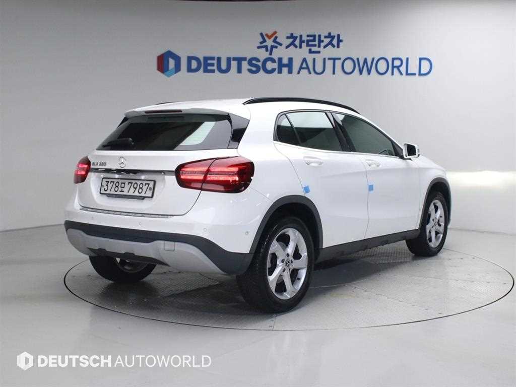 Mercedes Benz GLA Class - Vista 2