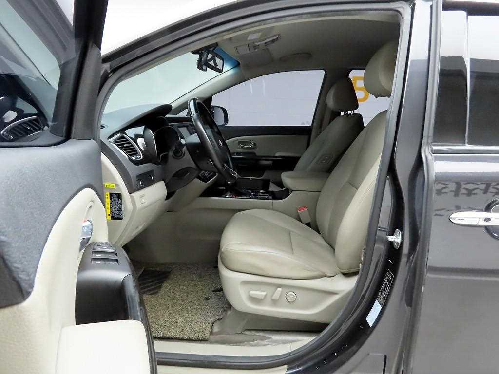 KIA Carnival - Vista 12