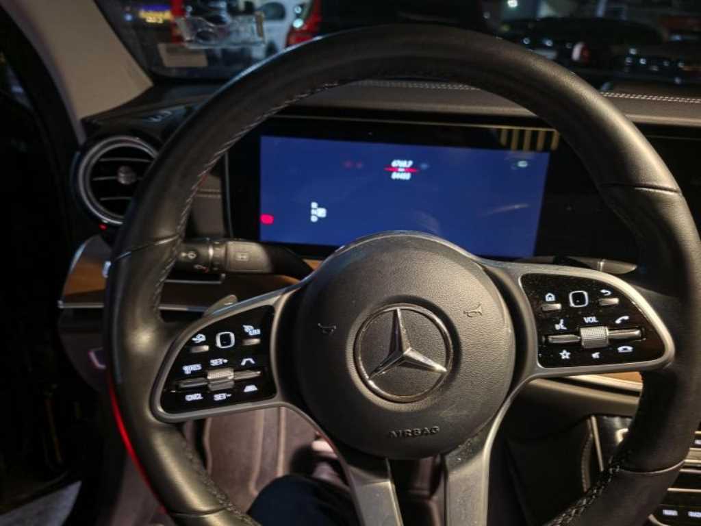 Mercedes Benz E class - Vista 4