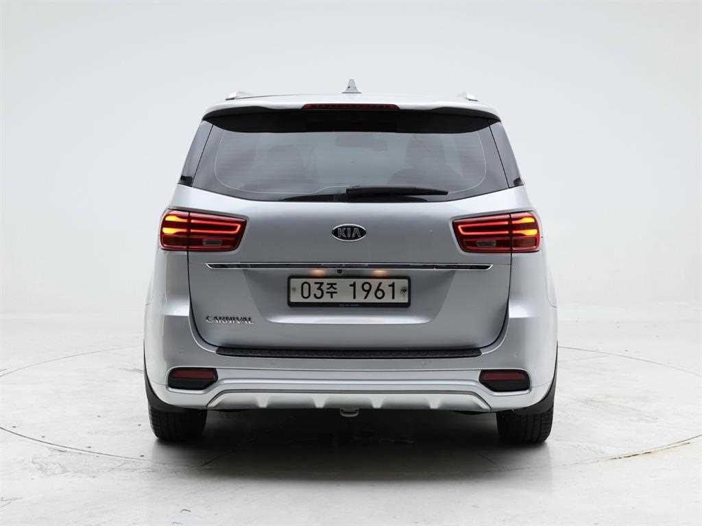 KIA Carnival - Vista 5