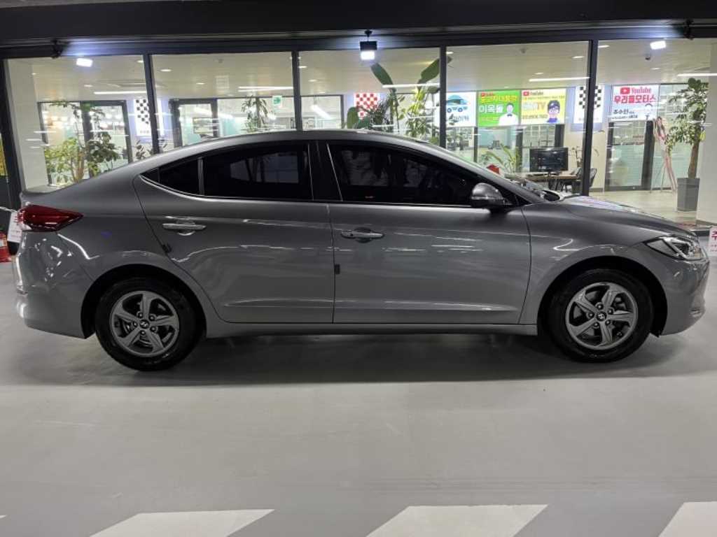 HYUNDAI Avante - Vista 3