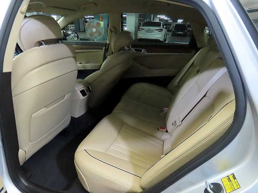 HYUNDAI Genesis - Vista 7