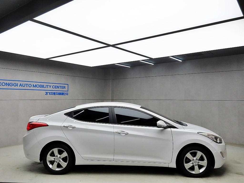 HYUNDAI Avante - Vista 2