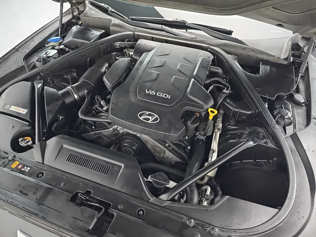 HYUNDAI Genesis - Vista 5