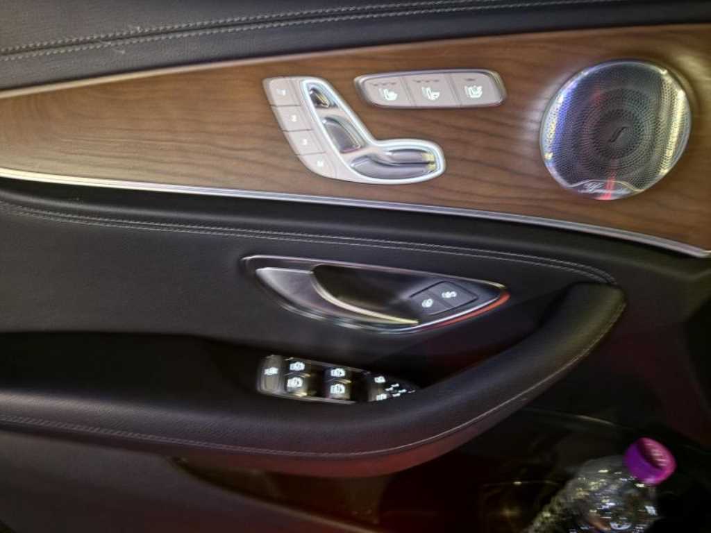 Mercedes Benz E class - Vista 5