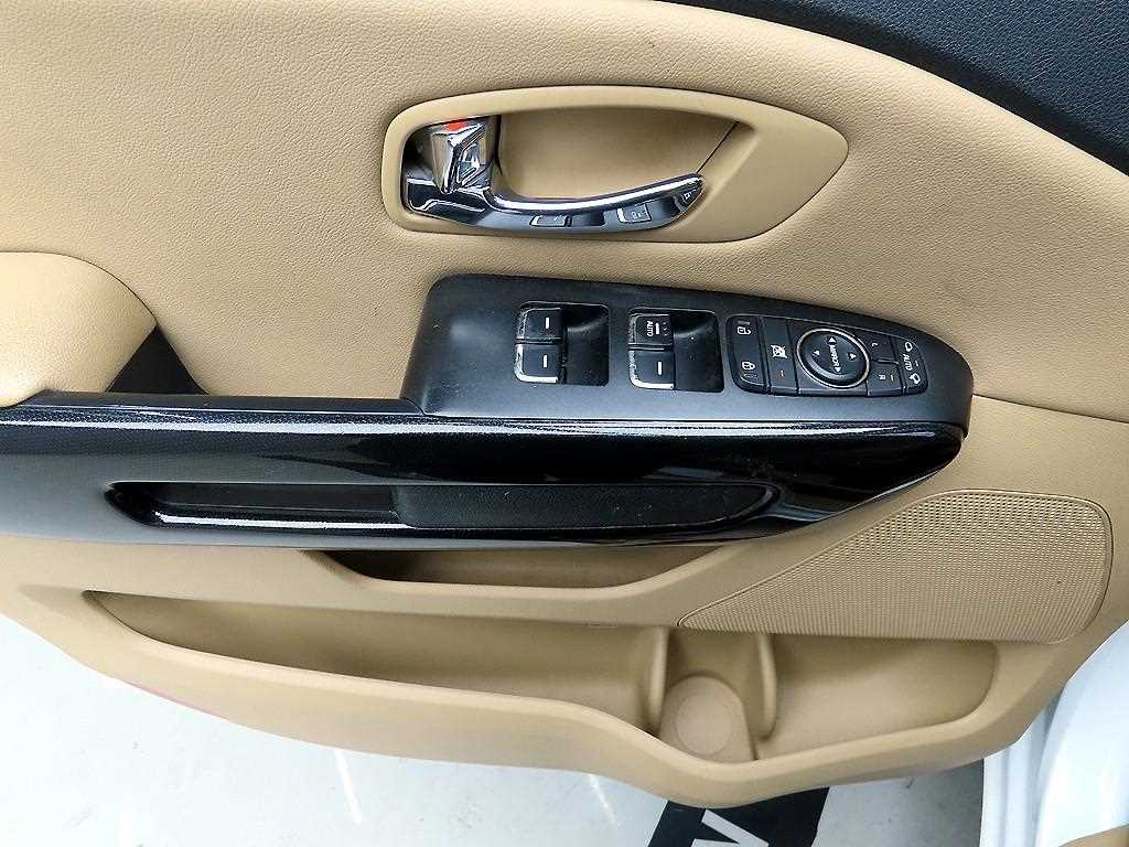 KIA Carnival - Vista 11