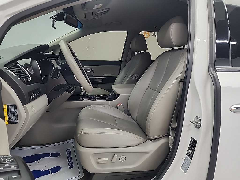 KIA Carnival - Vista 11