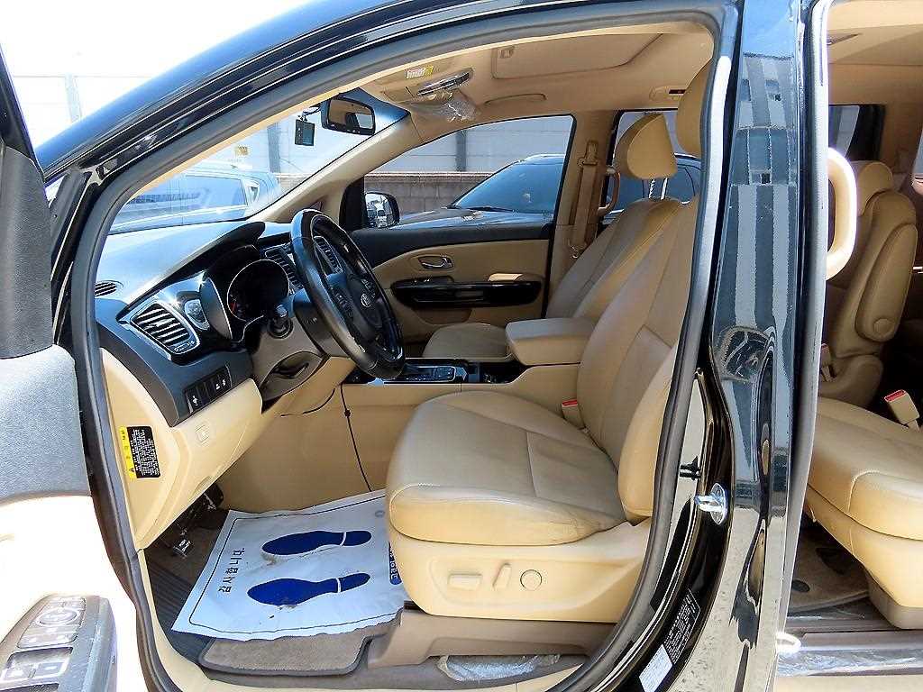 KIA Carnival - Vista 5