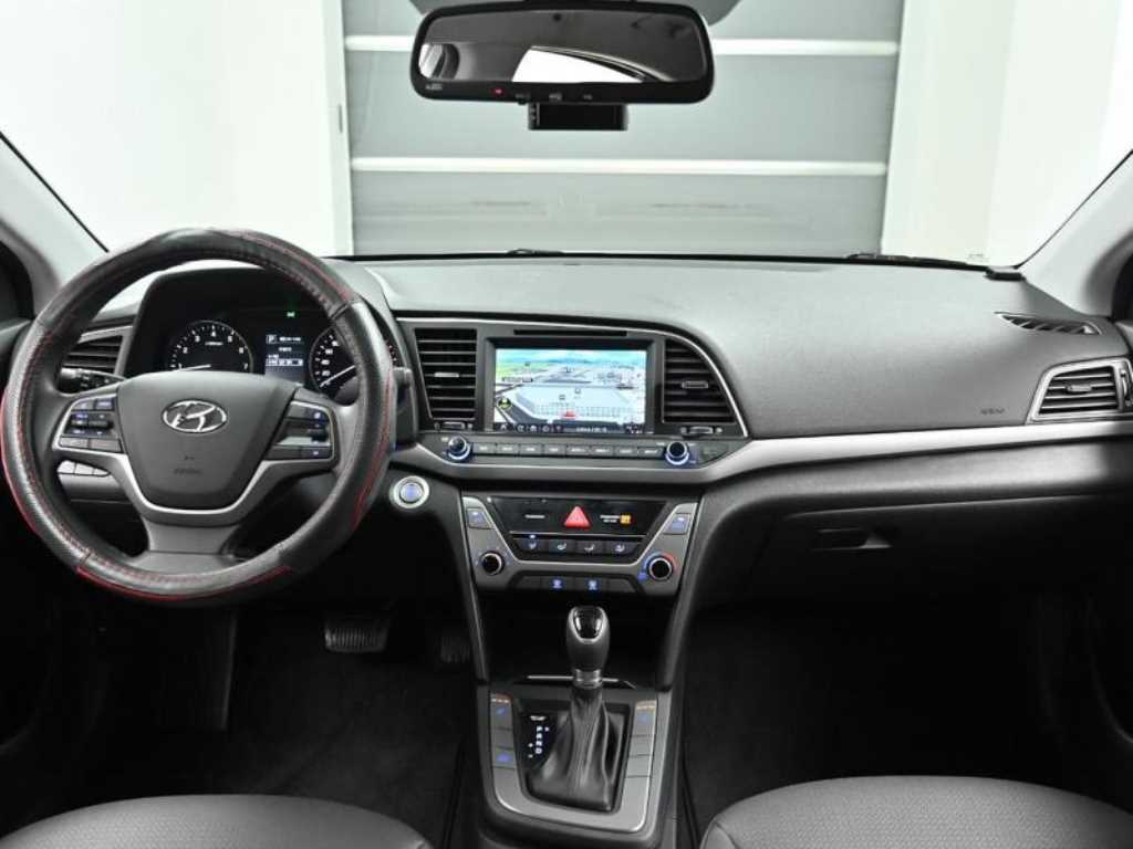 HYUNDAI Avante - Vista 9