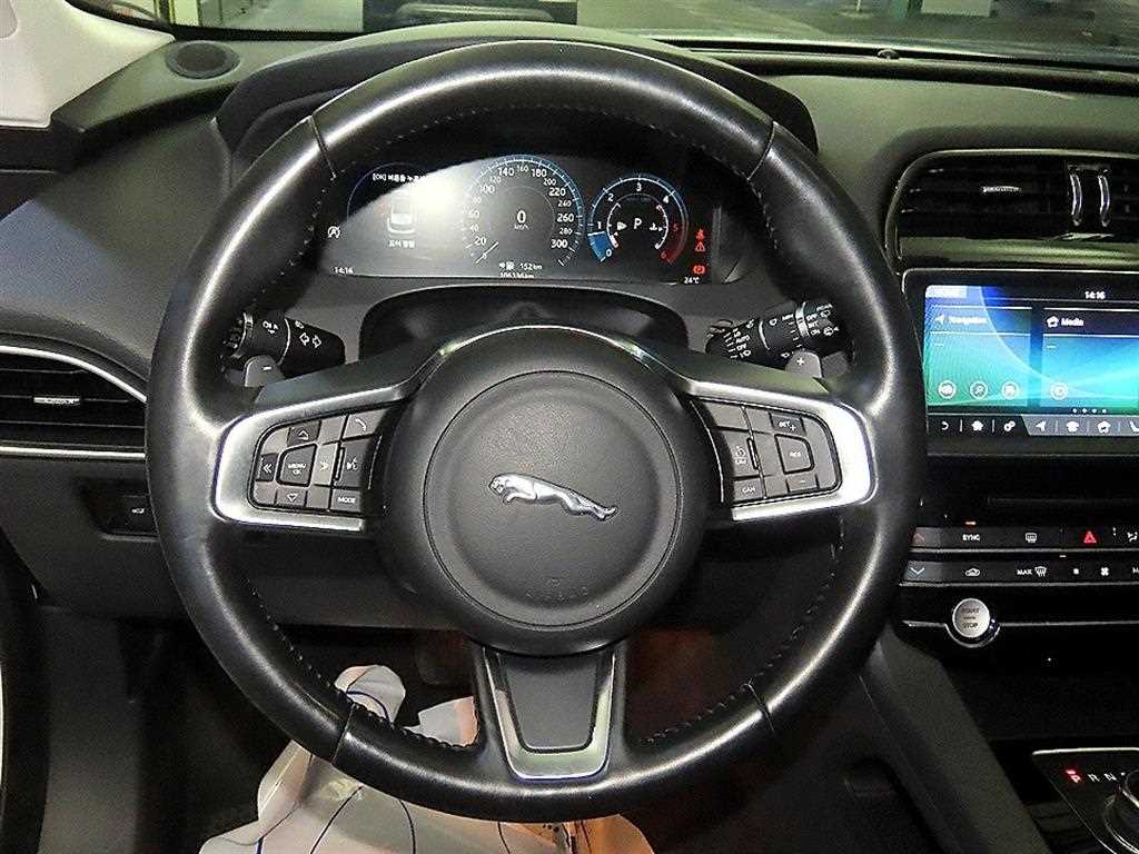 Jaguar F-PACE - Vista 8