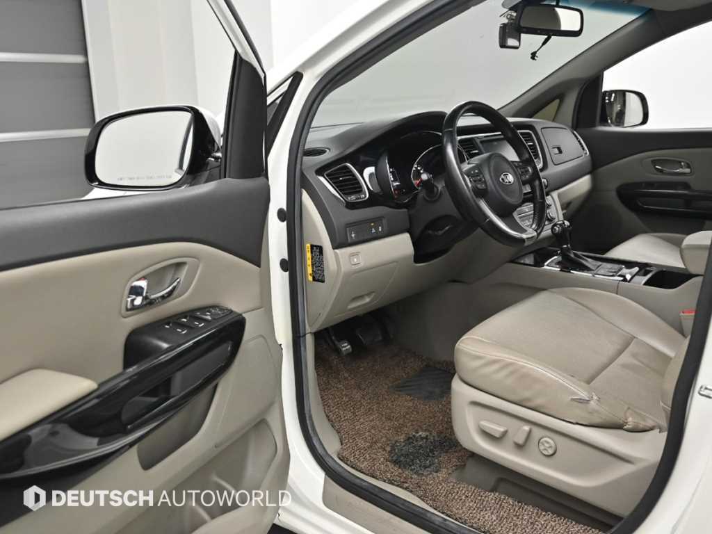 KIA Carnival - Vista 11