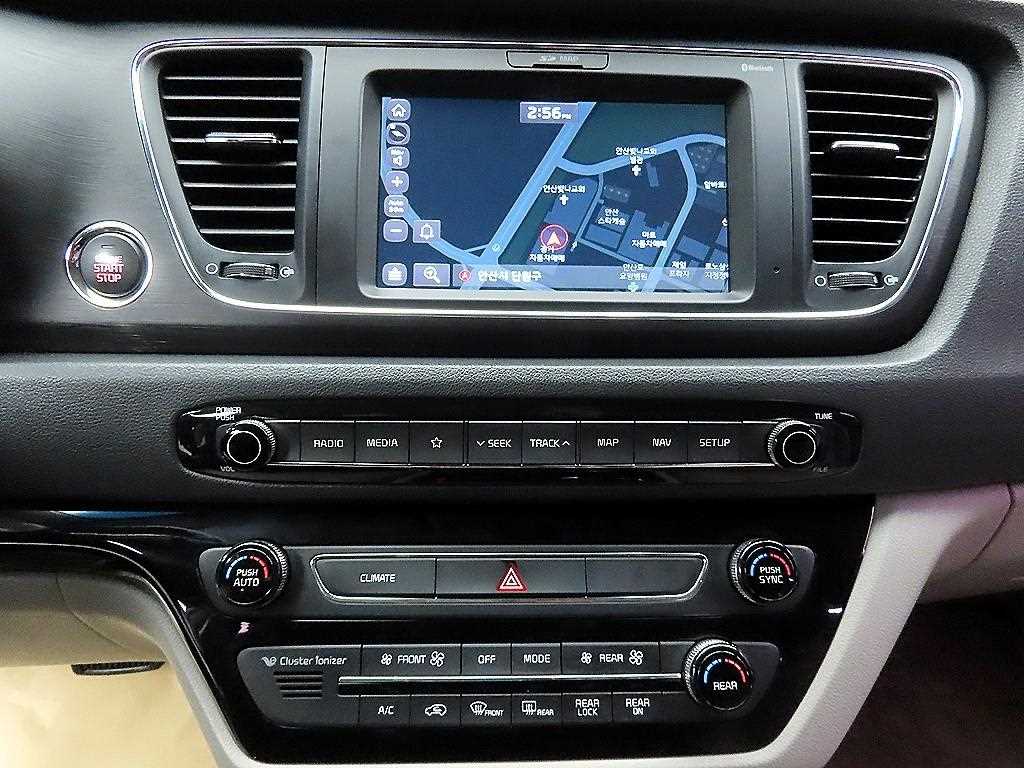 KIA Carnival - Vista 12
