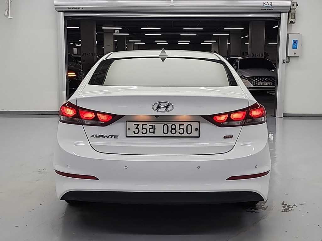HYUNDAI Avante - Vista 3