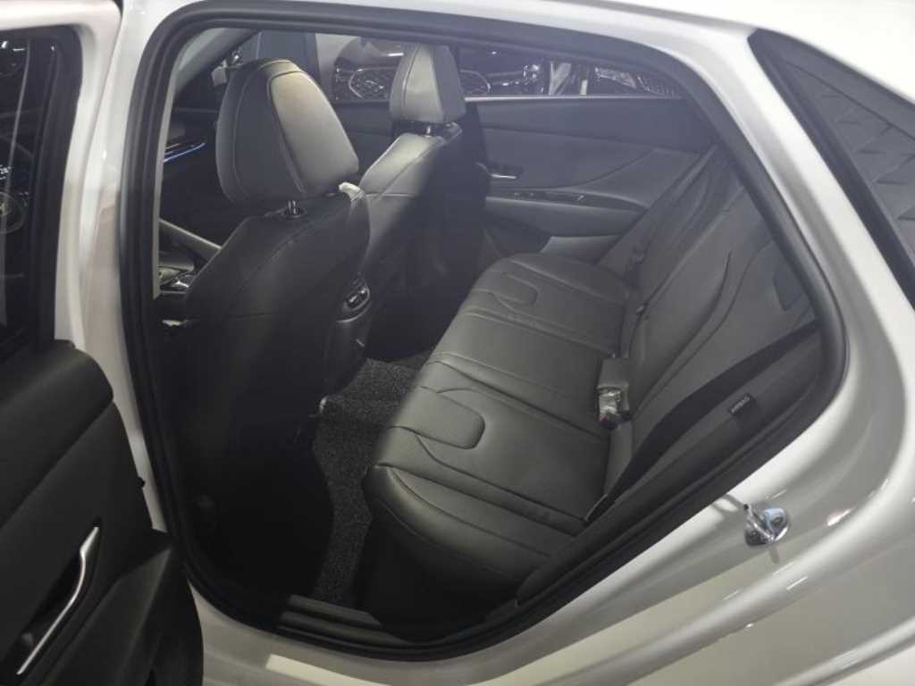 HYUNDAI Avante - Vista 9