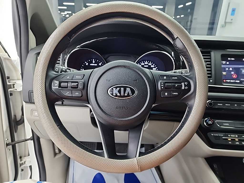 KIA Carnival - Vista 9
