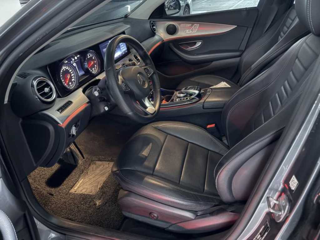 Mercedes Benz E class - Vista 4
