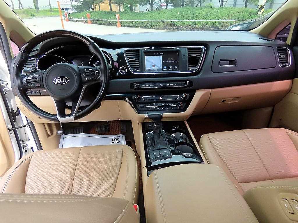 KIA Carnival - Vista 7
