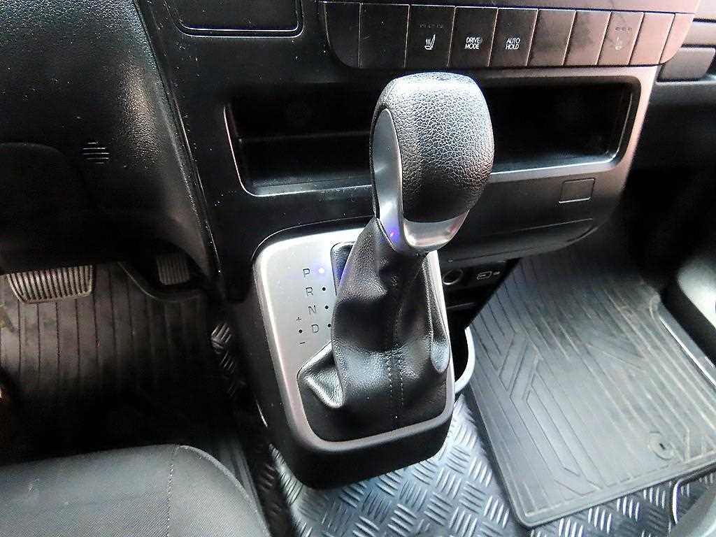 HYUNDAI Staria - Vista 10