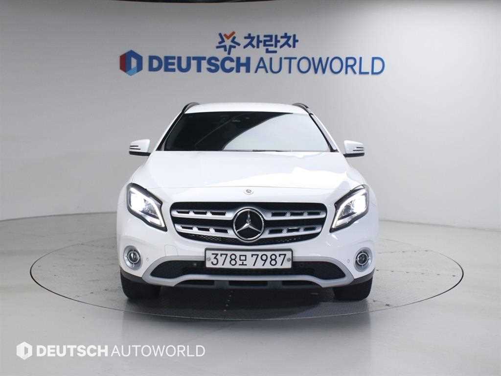 Mercedes Benz GLA Class - Vista 3