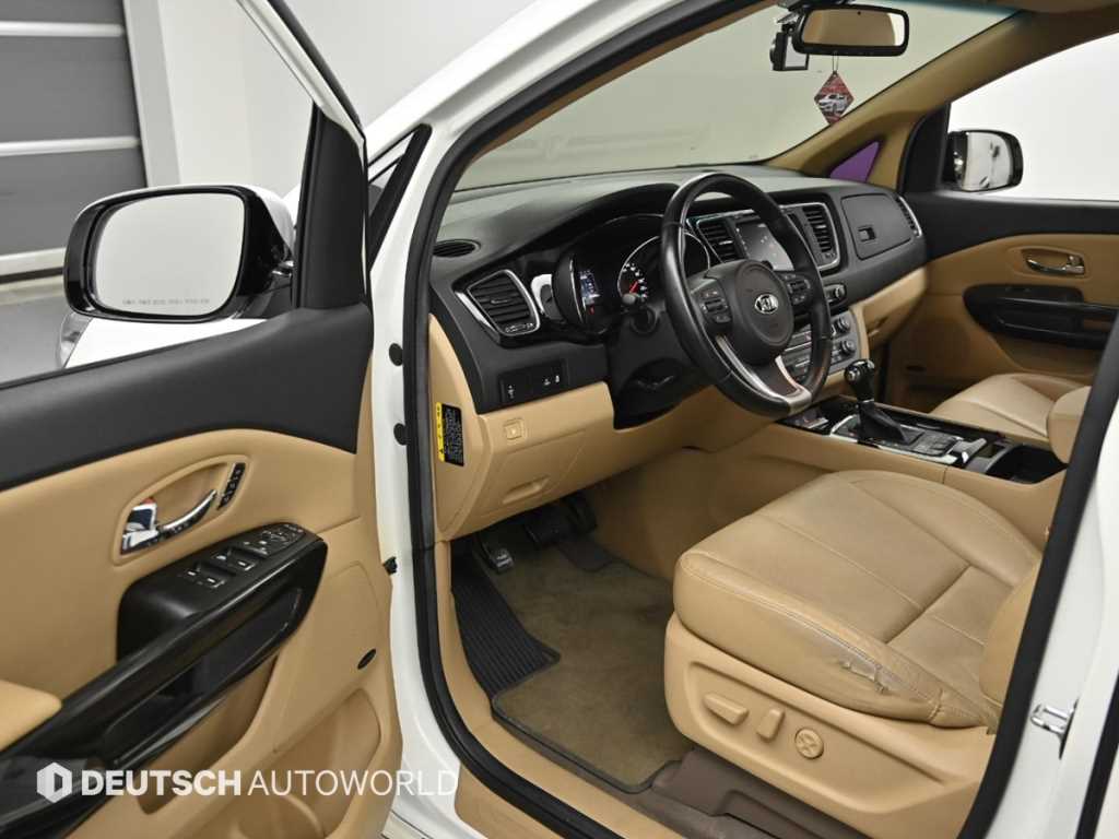 KIA Carnival - Vista 11