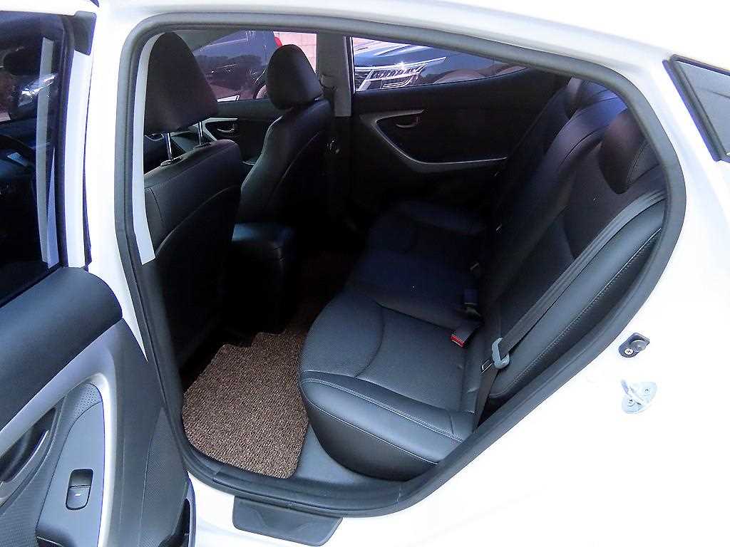HYUNDAI Avante - Vista 6