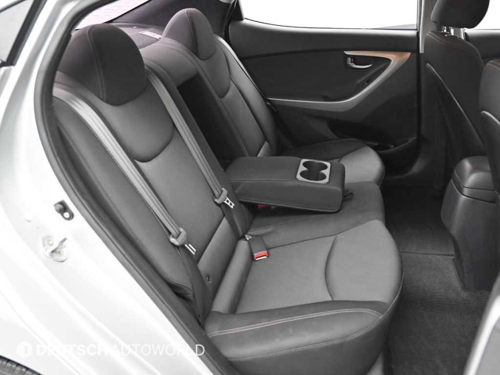 HYUNDAI Avante - Vista 12