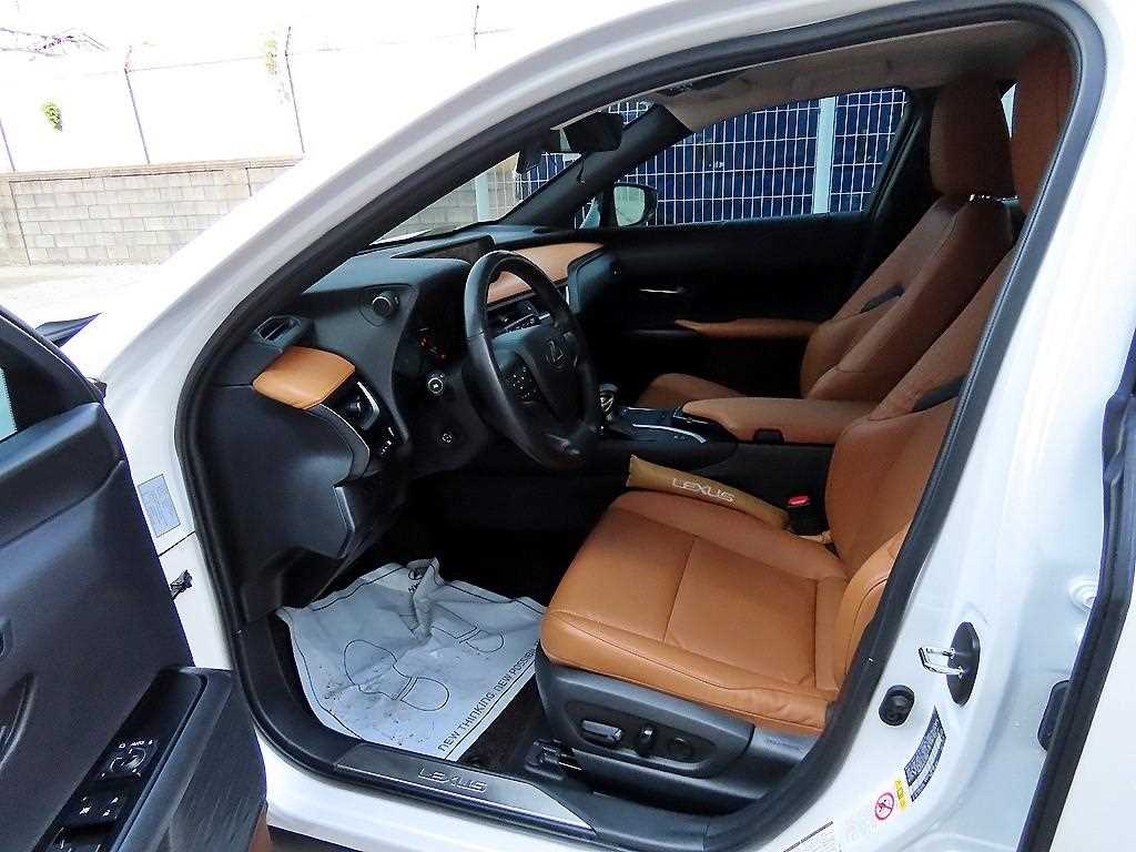 Lexus UX - Vista 5