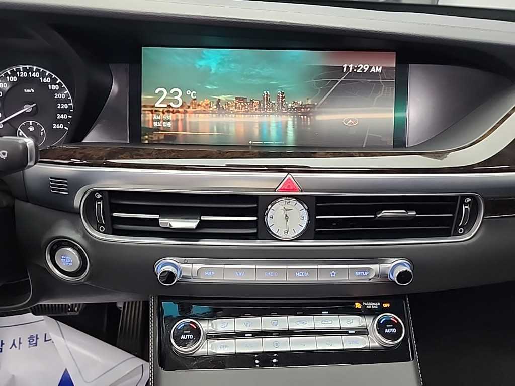 Genesis G90 - Vista 10