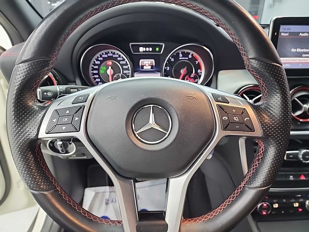 Mercedes Benz GLA Class - Vista 9