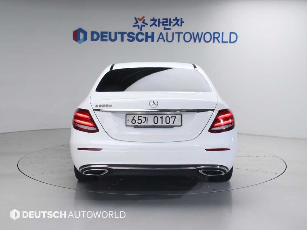 Mercedes Benz E class - Vista 4