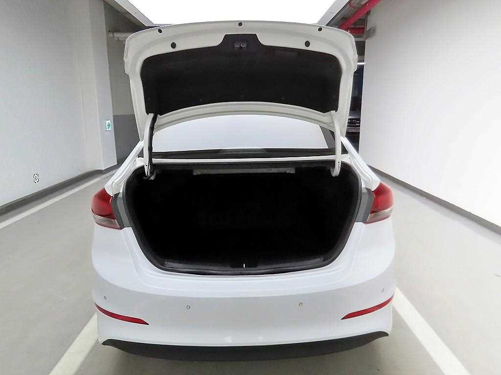HYUNDAI Avante - Vista 5
