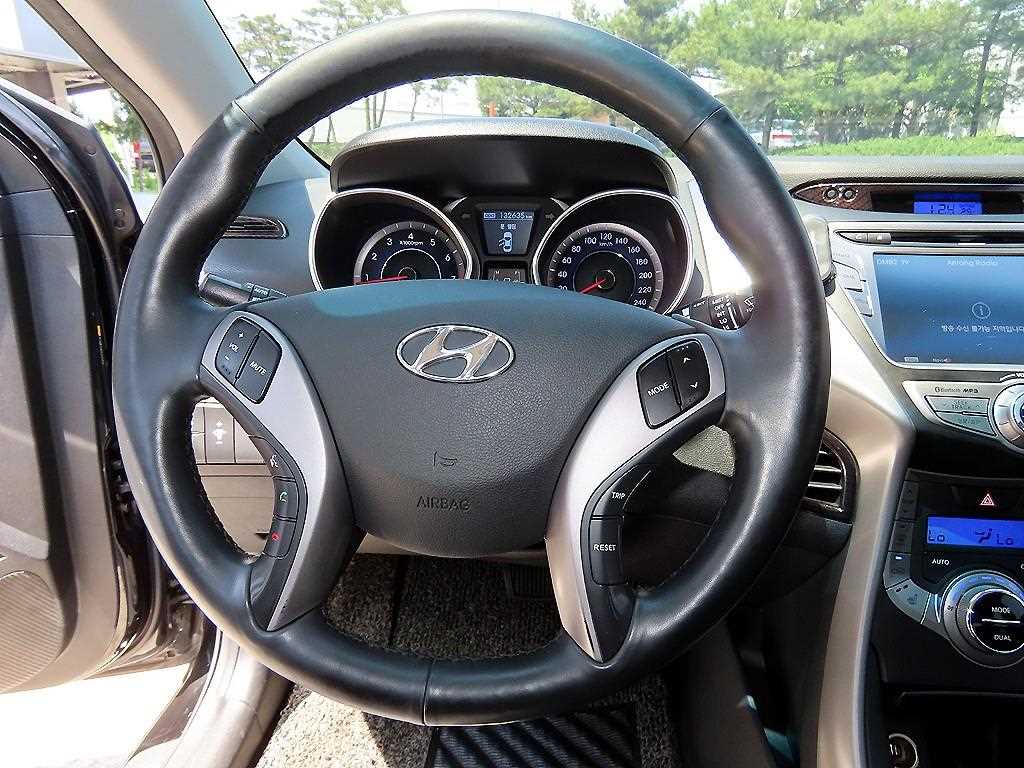 HYUNDAI Avante - Vista 8