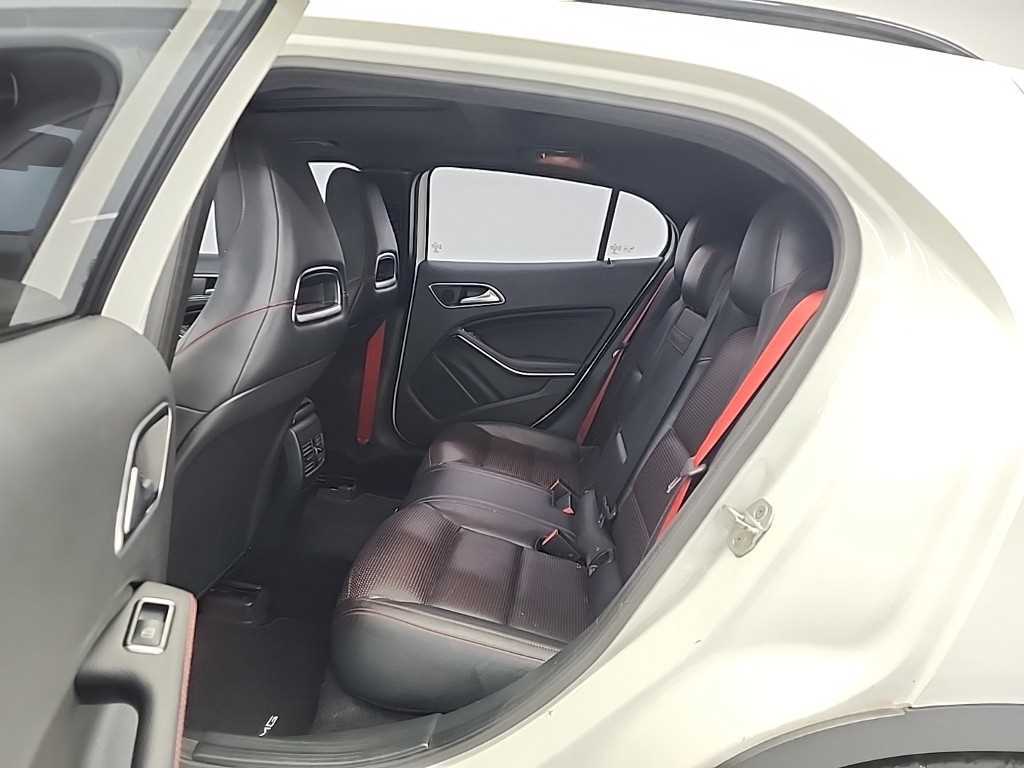Mercedes Benz GLA Class - Vista 12