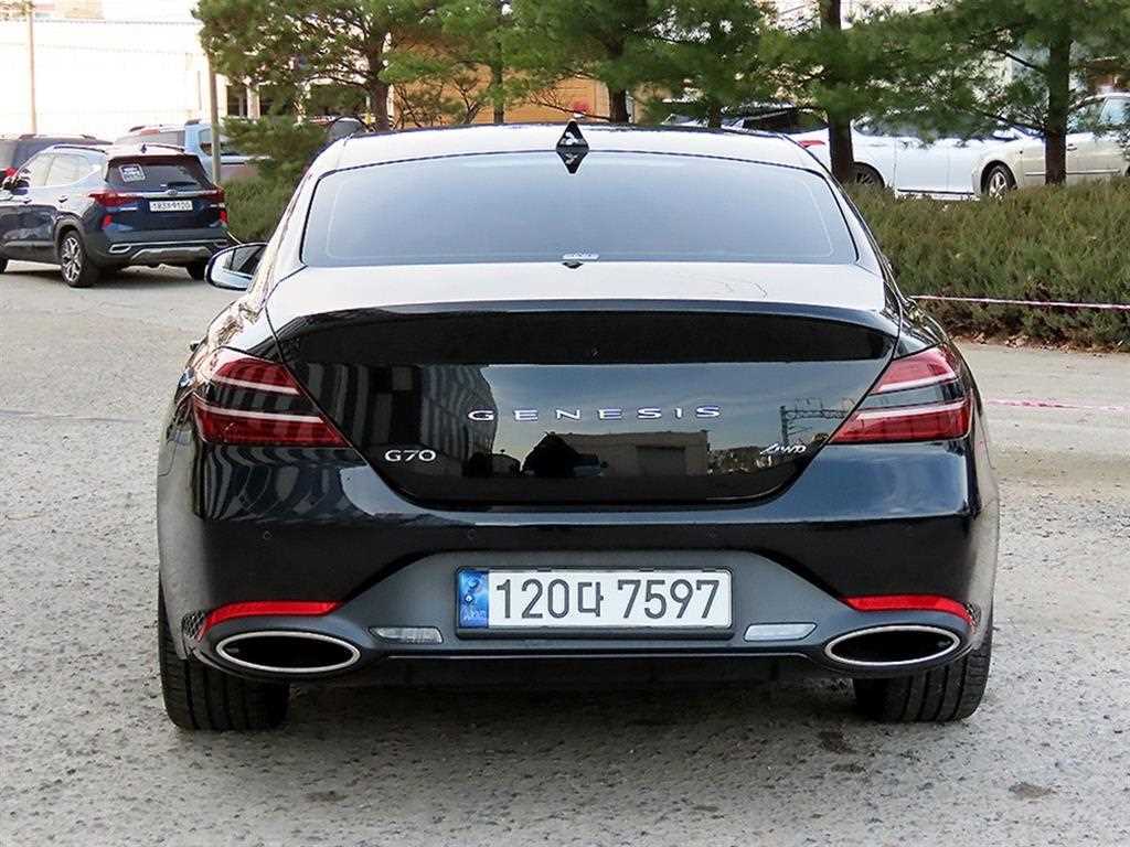 Genesis G70 - Vista 4