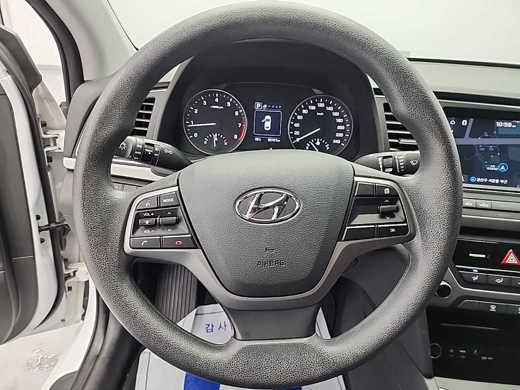 HYUNDAI Avante - Vista 9