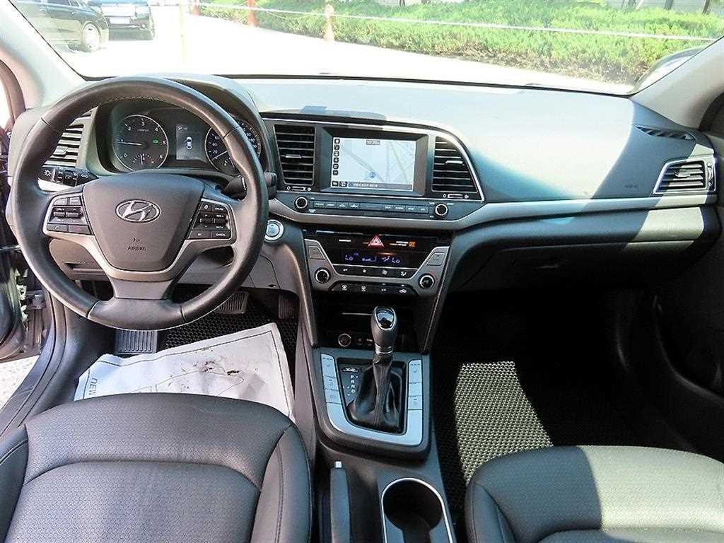 HYUNDAI Avante - Vista 7