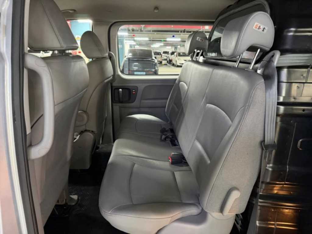 HYUNDAI Starex - Vista 7