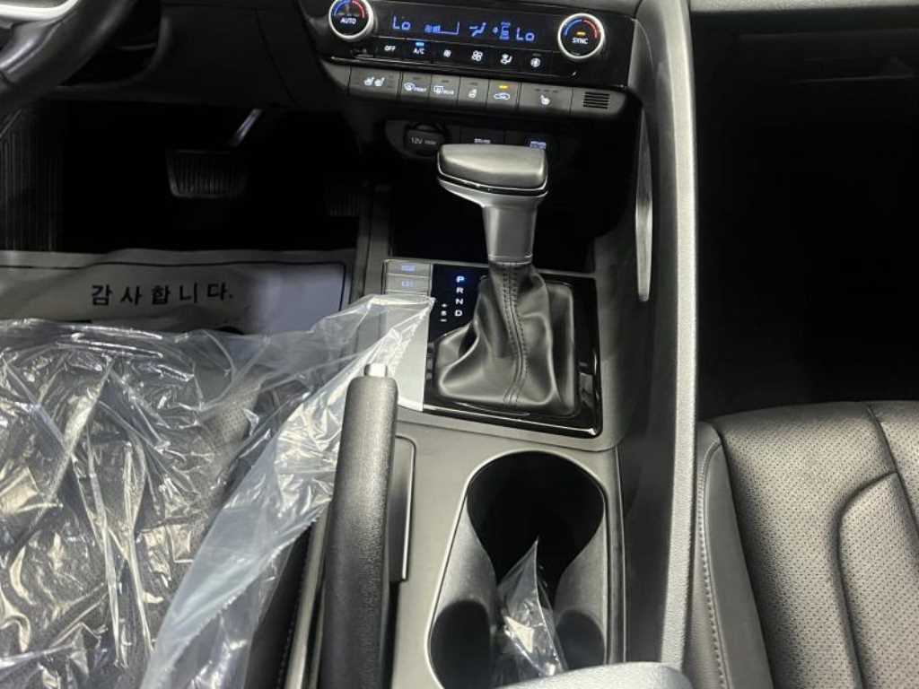 HYUNDAI Avante - Vista 10
