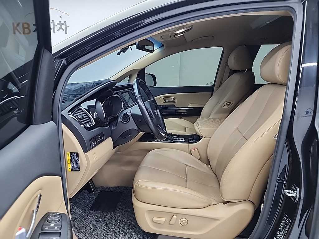 KIA Carnival - Vista 11
