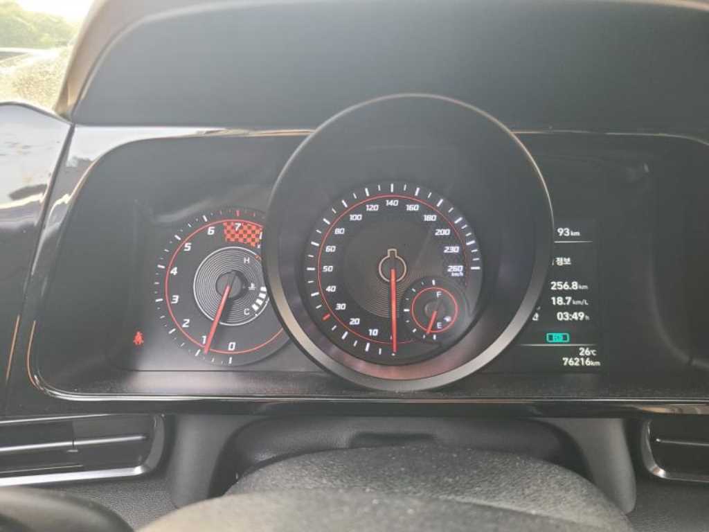 HYUNDAI Avante - Vista 10